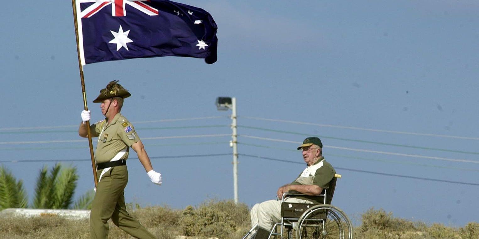 Veteranen Bill Duff, i rullstolen, var inkallad i australiska flygvapnet under andra världskriget. Han besökte krigskyrkogården i El Alamein 2002, vid 60-årsminnet av det berömda slaget. Arkivbild.