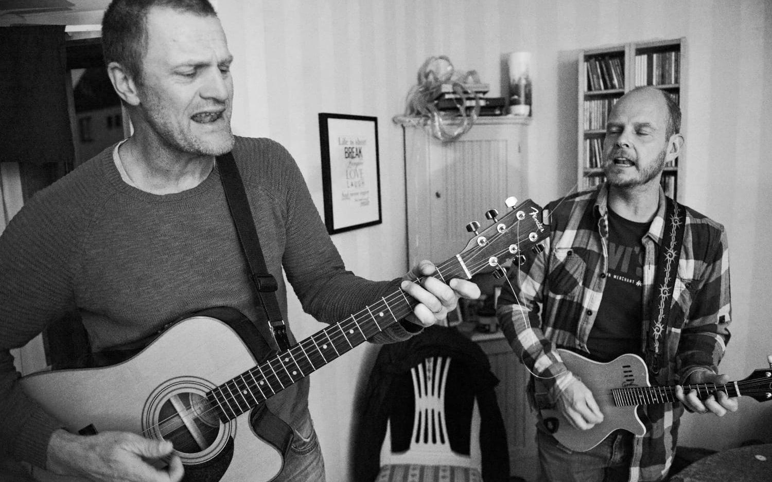 Det finns många vokalister i bandet – Stefan Hansson och Jerry Isoaho är två av dessa. Foto: Jonas Myrholm