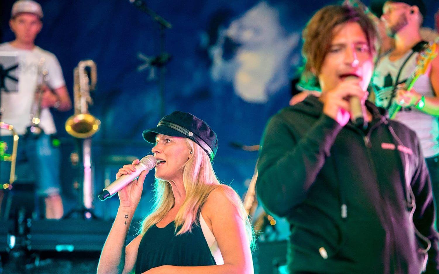 Jessica Andersson och Andreas Johnson sjöng med full kraft när de äntrat scenen under repetitionen.  Bild: Stefan Bennhage