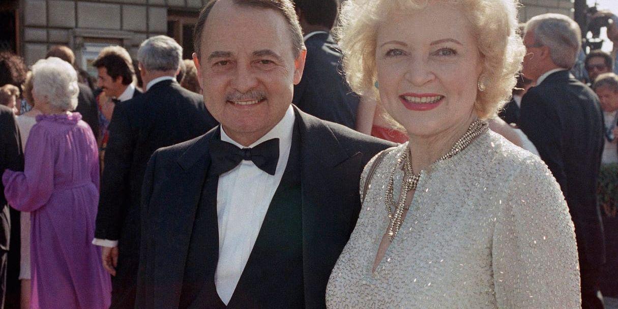 John Hillerman på en bild från 1985 tillsammans med Betty White på Emmygalan i Kalifornien. Arkivbild.