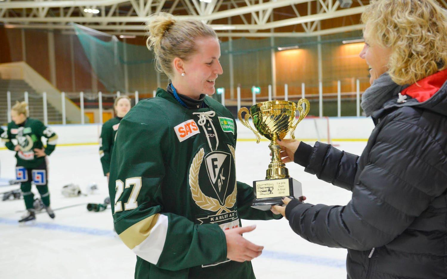 Försvarade segern. Färjestad vann 2016 års upplaga av Ladies Edition cup i Trollhättan efter finalseger mot Småland. Lagkaptenen Julia Pettersson tar emot segerpokalen av Malin Svensson.