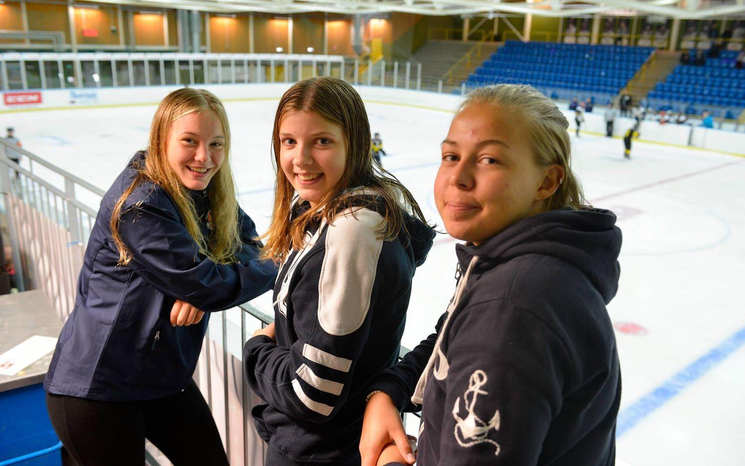 Hemmaspelare. Sanna Augustsson, Hanna Svensson och Malin Karlsson tillhör stommen i Trollhättans unga damhockeylag. Sanna och Hanna är bara 15 år, Malin är äldst i laget med sina 18 år.