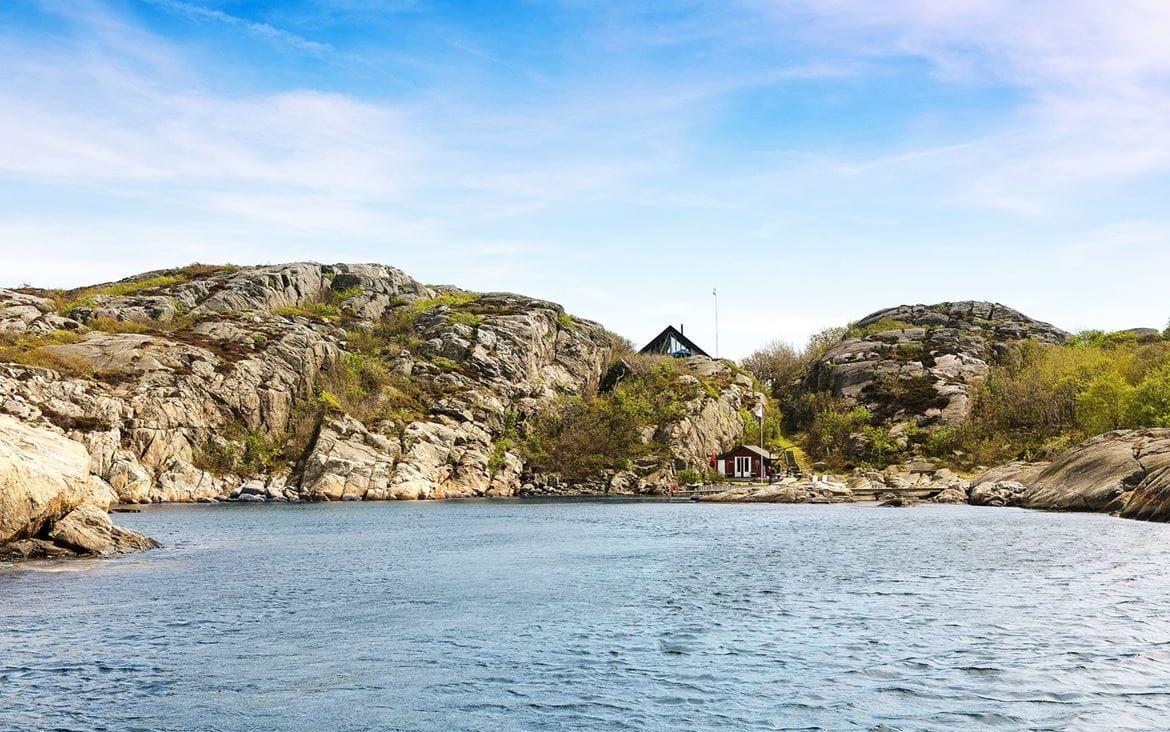 Huset ligger i en skyddat havsvik vid ett naturskyddsområde på den bilfria ön Klåverön i Bohuslän. Foto: Bjurfors/SE360