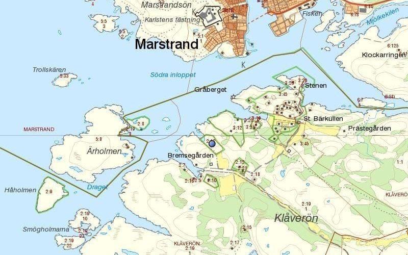Fastigheten ligger på Klåverön mitt emot Marstrandsön i Kungälvs kommun.