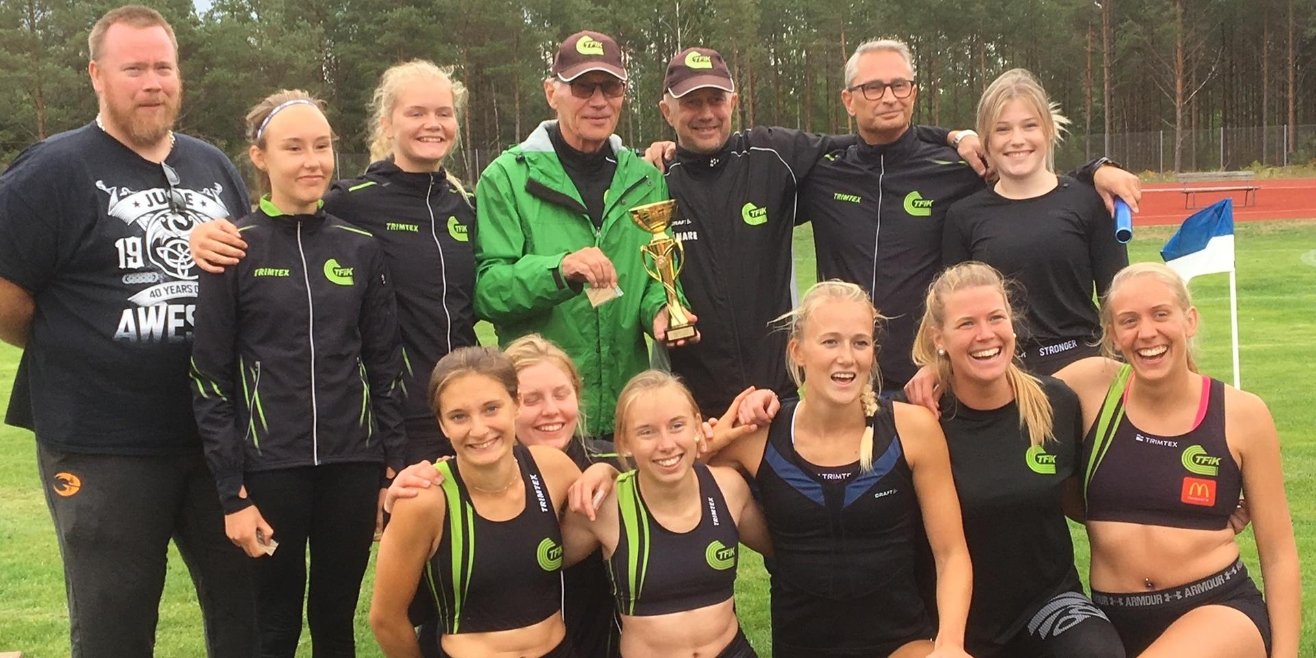 Glada aktiva och tränare i Trollhättans FiK sedan segern bärgats i division 2. Därmed är damerna klara för division 1.