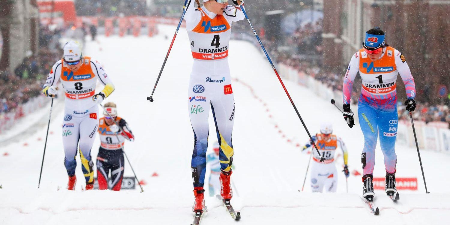 Stina Nilsson, i mitten, vann nio världscuptävlingar förra säsongen, varav sju i sprint. Hon är inte intresserad av att förändra sprintgrenen, genom exempelvis införandet av skicrosselement. Arkivbild.
