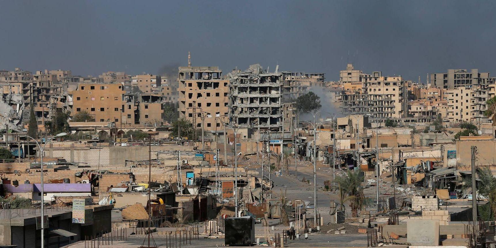 Den kurdisk-arabiska styrkan SDF försöker driva ut extremisterna från Islamiska staten ur al-Raqqa i norra Syrien.
