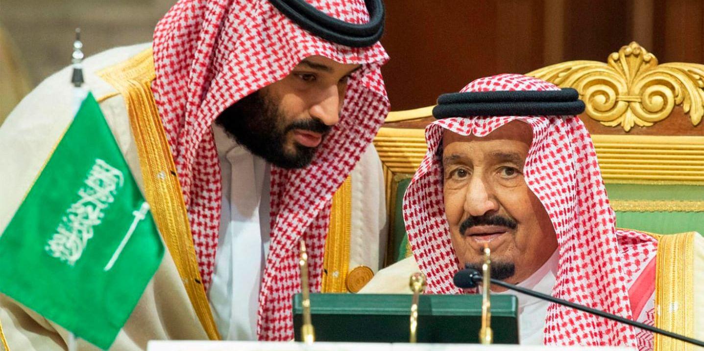 Den saudiska kronprinsen Mohammed bin Salman och hans far kung Salman. Arkivbild.