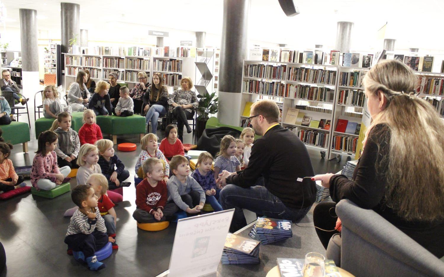 Sagostund. Peter Engström på Trollhättan Energi skojade lite med barnen innan de intresserat lyssnade på när Maria Zeffer läste ur den nya boken Milo och energin.