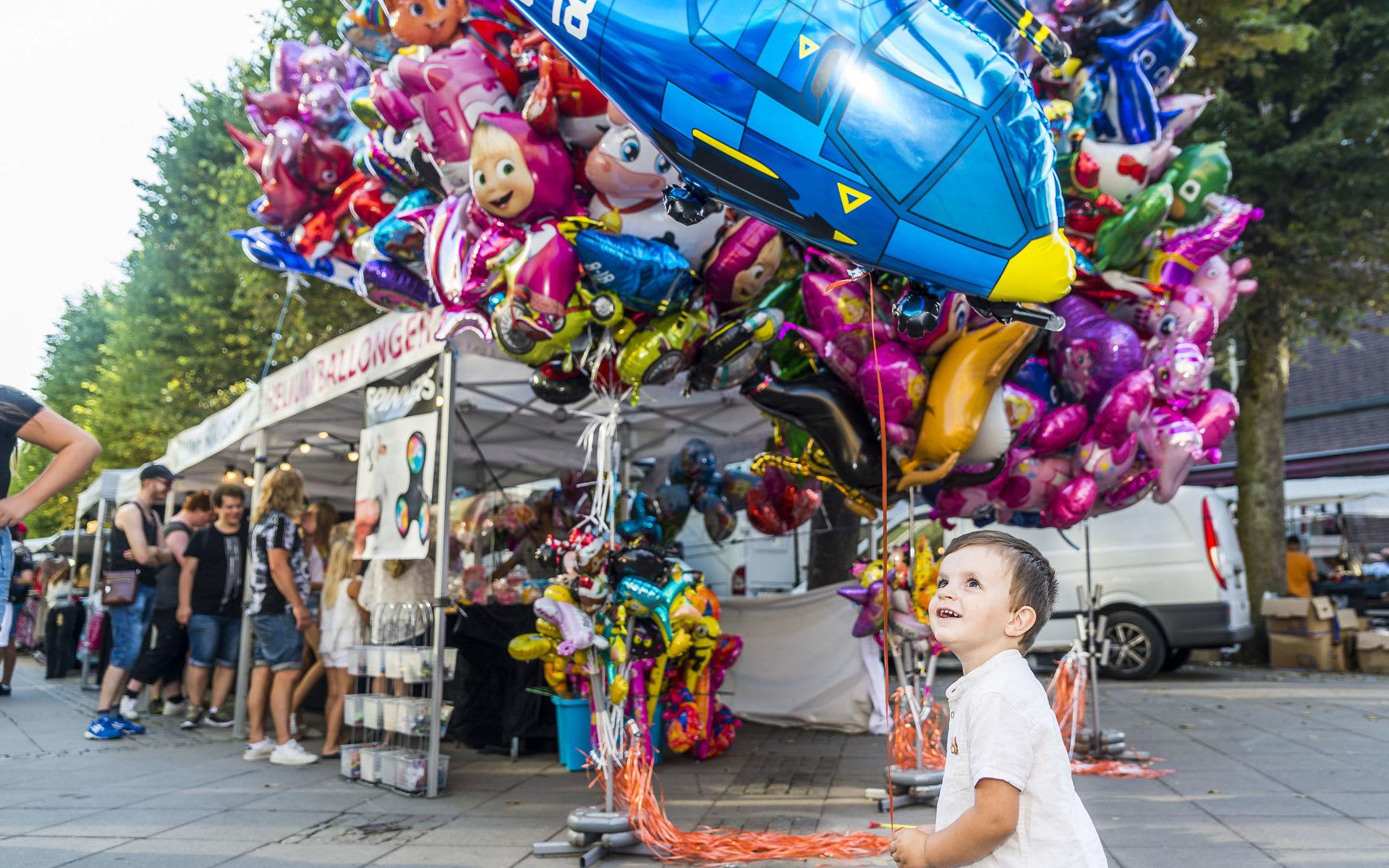 En av alla som tagit sig ut på fredagen var snart treåriga Benjamin Lelic, som dagen till ära fick en helikopterballong.