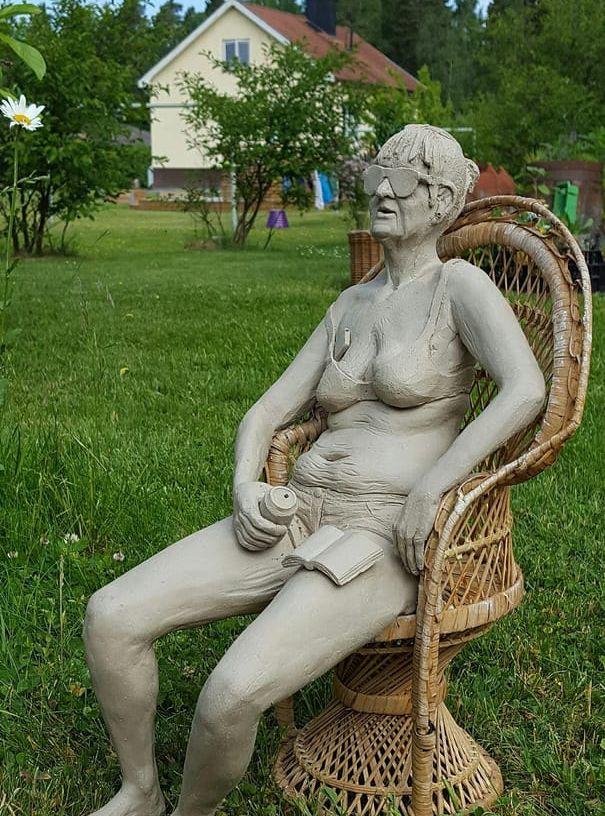 Moa Andersson har också blivit uppmärksammad för sina skulpturer, men de åker inte med till Mellerud.