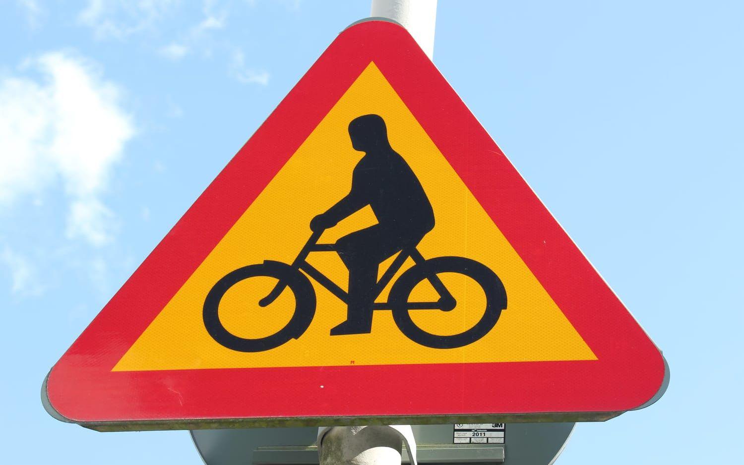 Varning för cyklister. Stora delar av turen går på cykelbanor och cyklarna är inte i vägen för bilisterna på särskilt många ställen. Men ibland korsas fordonens vägar.