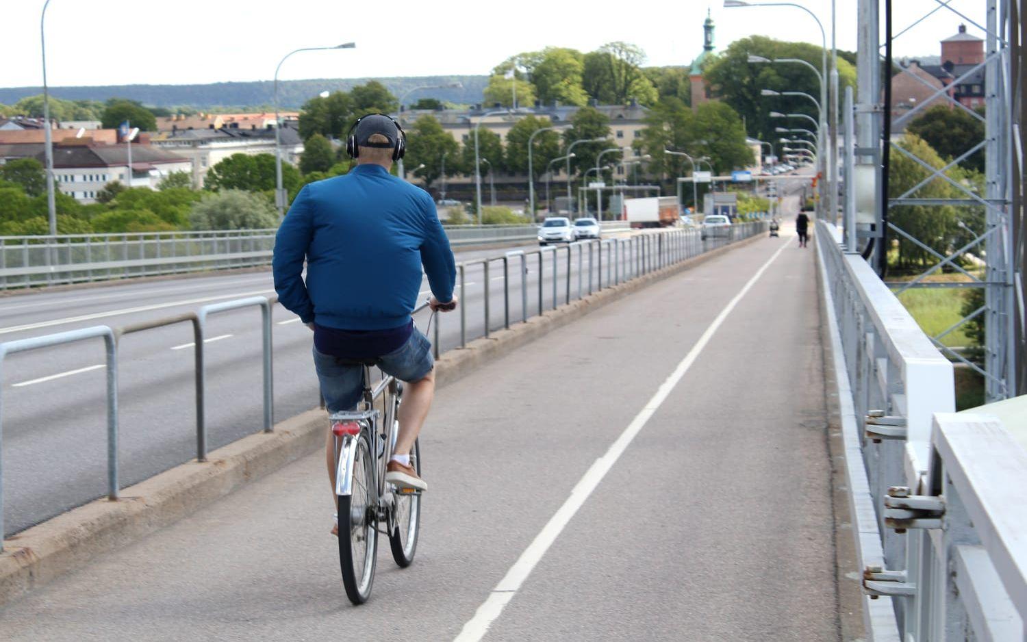 Rullar på. Cykelvägen på Dalbobron in mot Vänersborg bjuder på lättvindig cykling. Och så är utsikten över Vänern och staden förstås också magnifik.