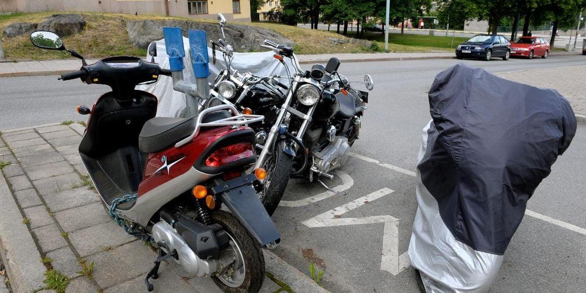 Varför kör mopeder på cykelbanorna? Så är det inte i Lidköping där insändarskribenten varit. Foto: Jan-Erik Henriksson / Scanpix