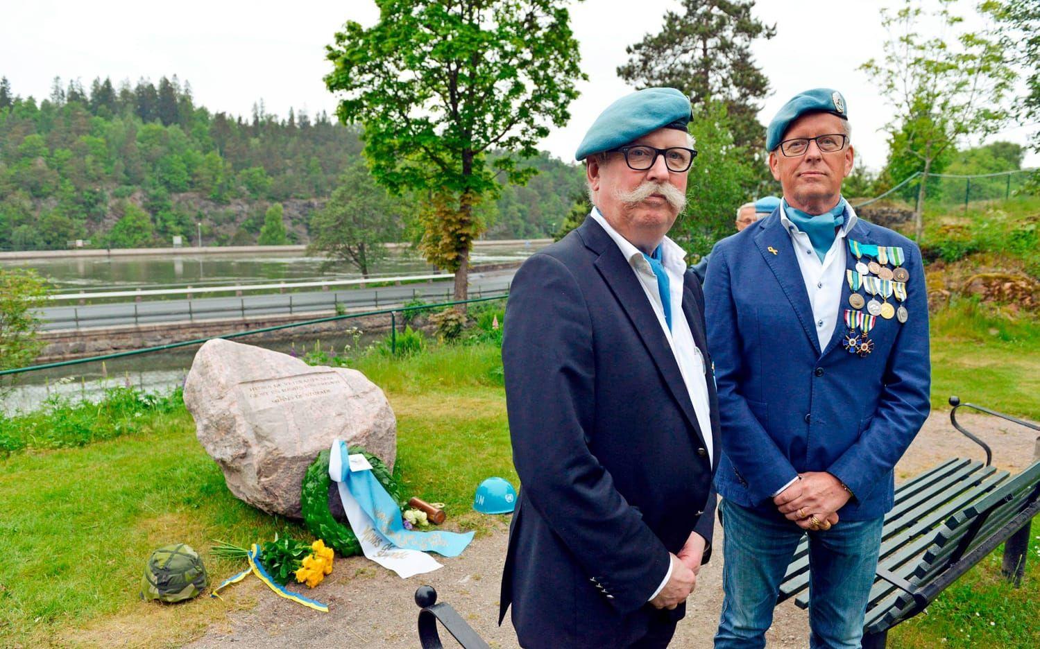 Kent Almkvist och Thomas Roos har varit engagerade för att få till stånd en minnessten för veteraner. Nu är den på plats i Trollhättan. Foto: Jonas Myrholm