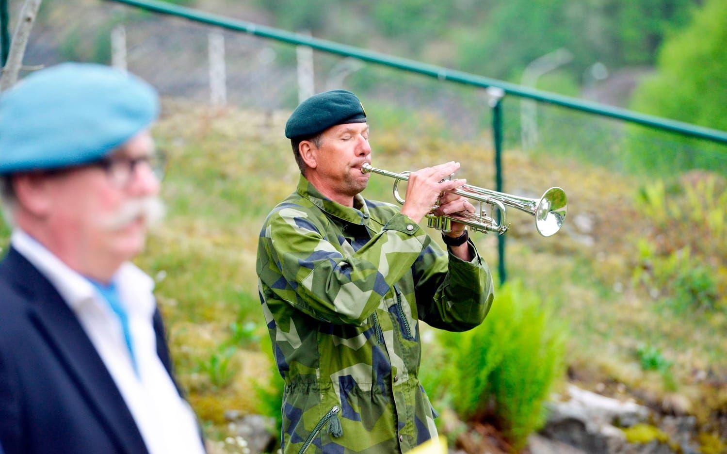 Christian Larsson svarade för trumpetspel under invigningen av minnesstenen. Foto: Jonas Myrholm