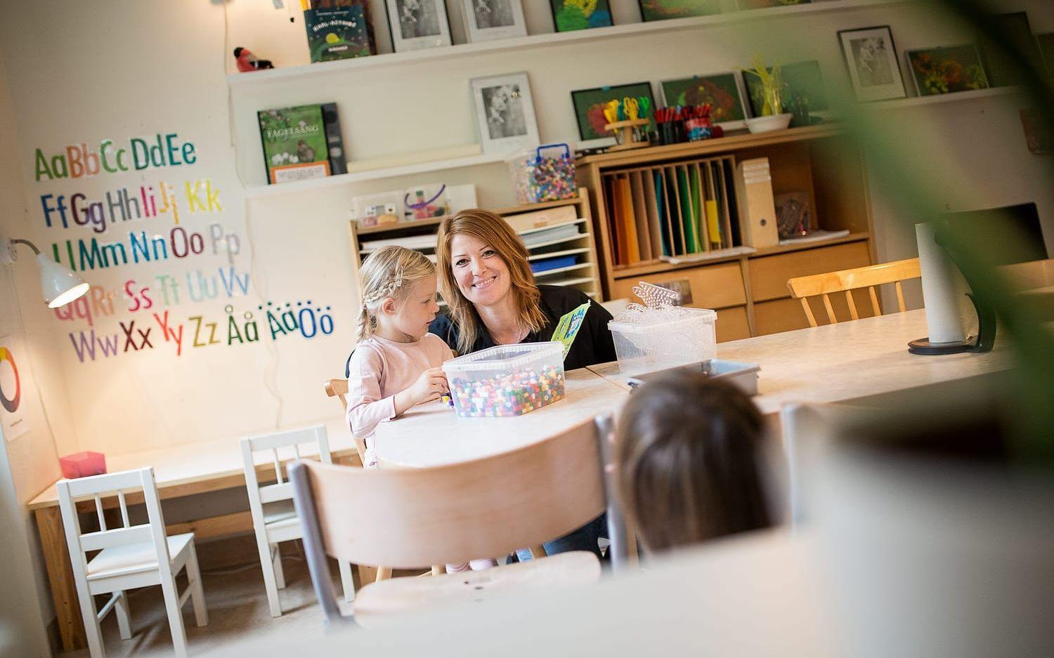 Fullt upp. Förskolläraren Marie Ekholm, här tillsammans med Emmi Engström, vill att politikerna satsar mer på förskolan. "Det är stressigt och man känner sig aldrig tillräcklig." Bild: Andreas Olsson