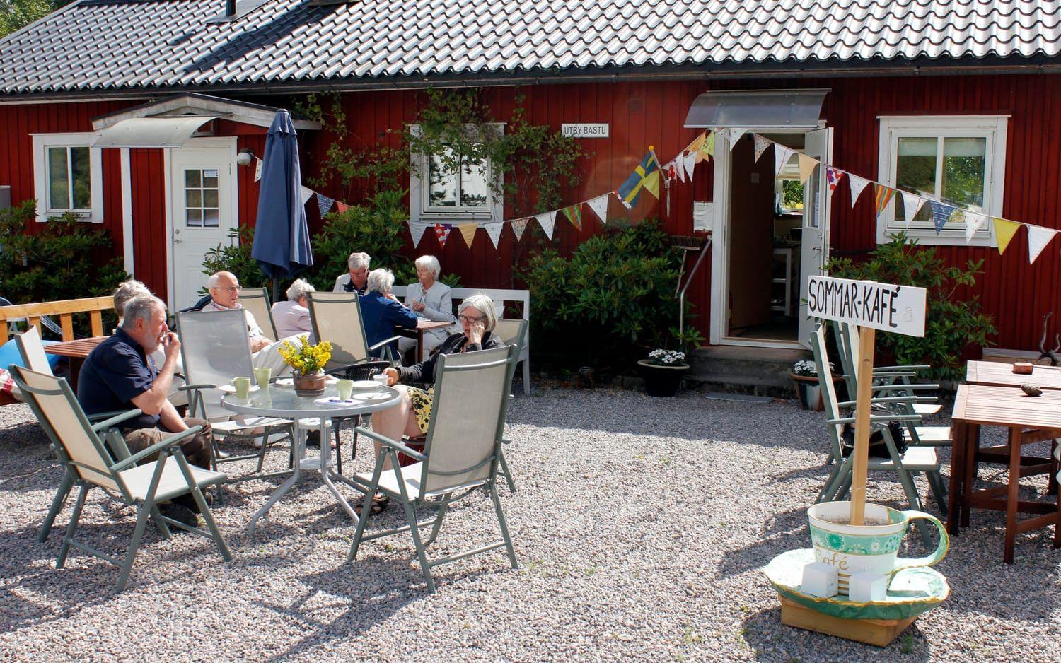 Sommarcaféet i Utby i Lilla Edets kommun har öppet 16 dagar om året, men under den tiden flockas besökarna.