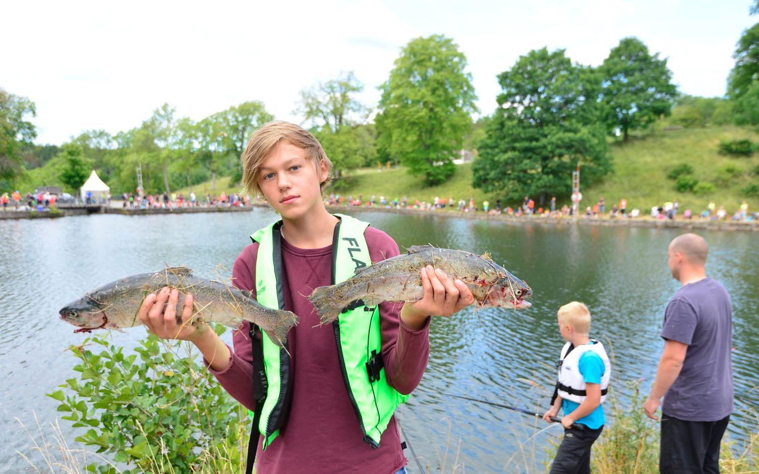 Oskar Ekström, 15 år gammal, hade efter 40 minuters fiskande dragit upp fyra. Bild: Christian Flodin