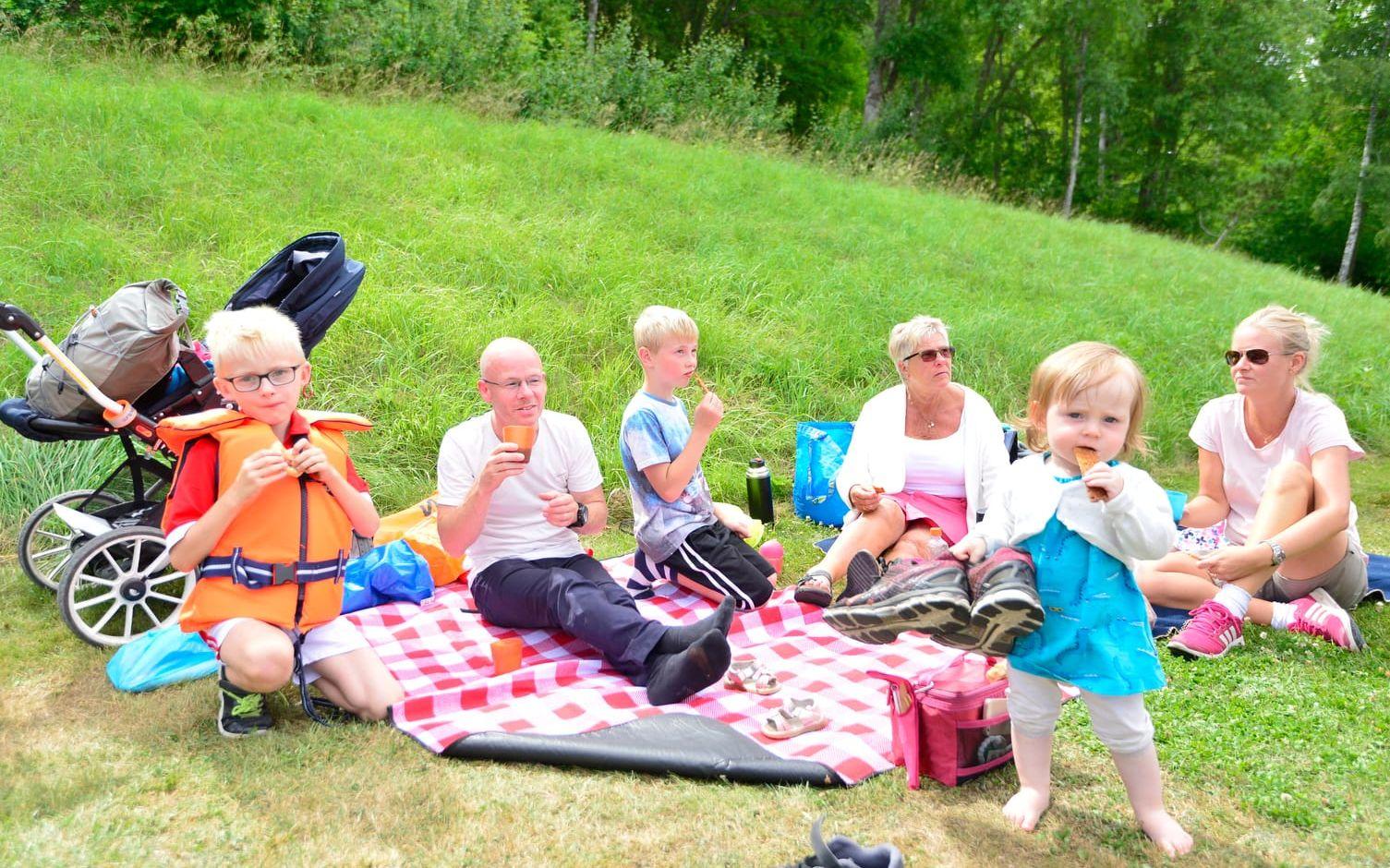 Familjen Söderström tar en paus från fiskandet. Bild: Christian Flodin