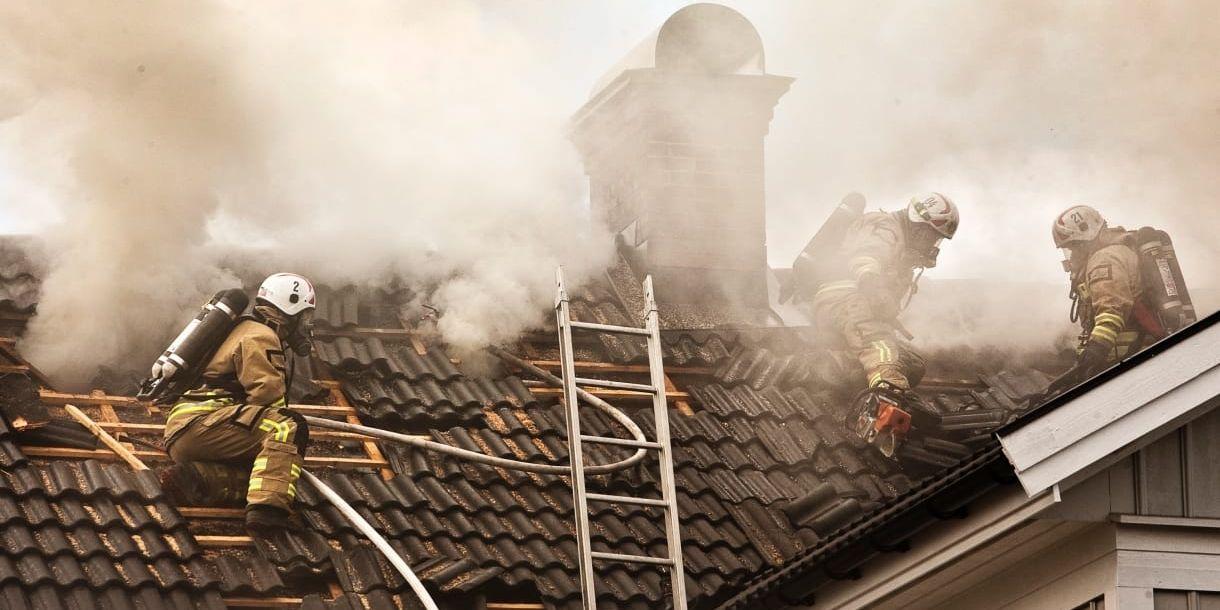Räddningstjänsten hade fullt sjå med att släcka branden, man tog bland annat hål i taket för att få bort all rök och gaser.