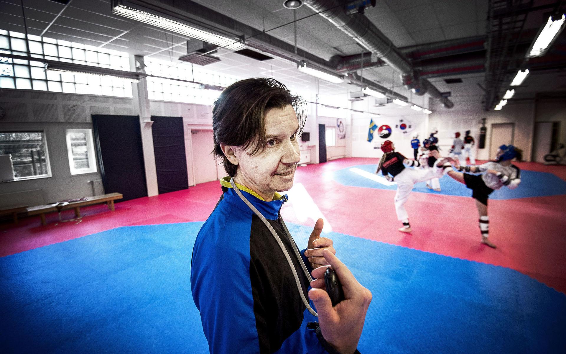 Marko Kallunki brinner för taekwondo och att träna ungdomar. &quot;Jag älskar det här och jag älskar att försöka få ungdomarna att också älska taekwondo. Det är fantastiskt&quot;. 