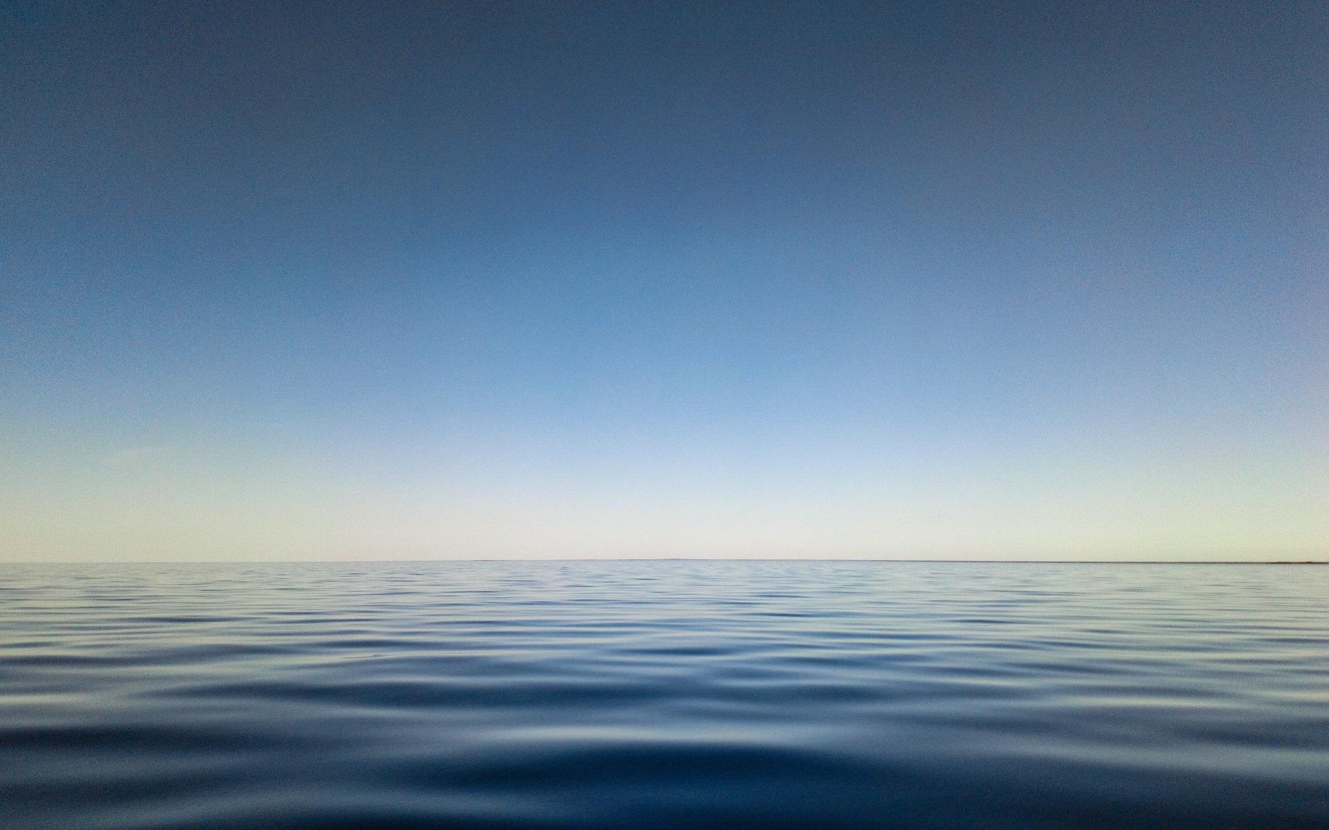 &quot;En vindstilla eftermiddag, taget från våran båt utanför Sikhall. Vänern ser värkligen ut som ett hav&quot;. Bild: Madelene Csomai