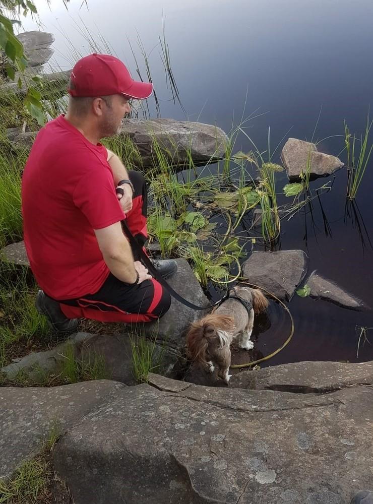 &quot;Min man Tobbe och vår hund Sally tar en paus i vandringen vid Grinnsjön på Hunneberg&quot;, berättar Pia Åkesson. Bild: Susanna Dauksz
