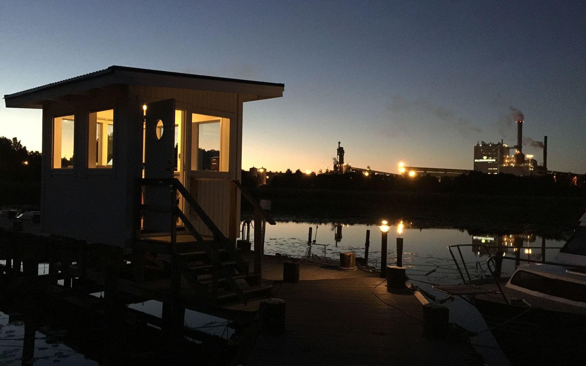 &quot;En natt i början av juli då jag satt ”båtvakt” på bryggan utanför Gruvöns bruk i Grums. Bilden kan benämnas ”Arbete i sommarnatten”. Bild: Thomas Blom