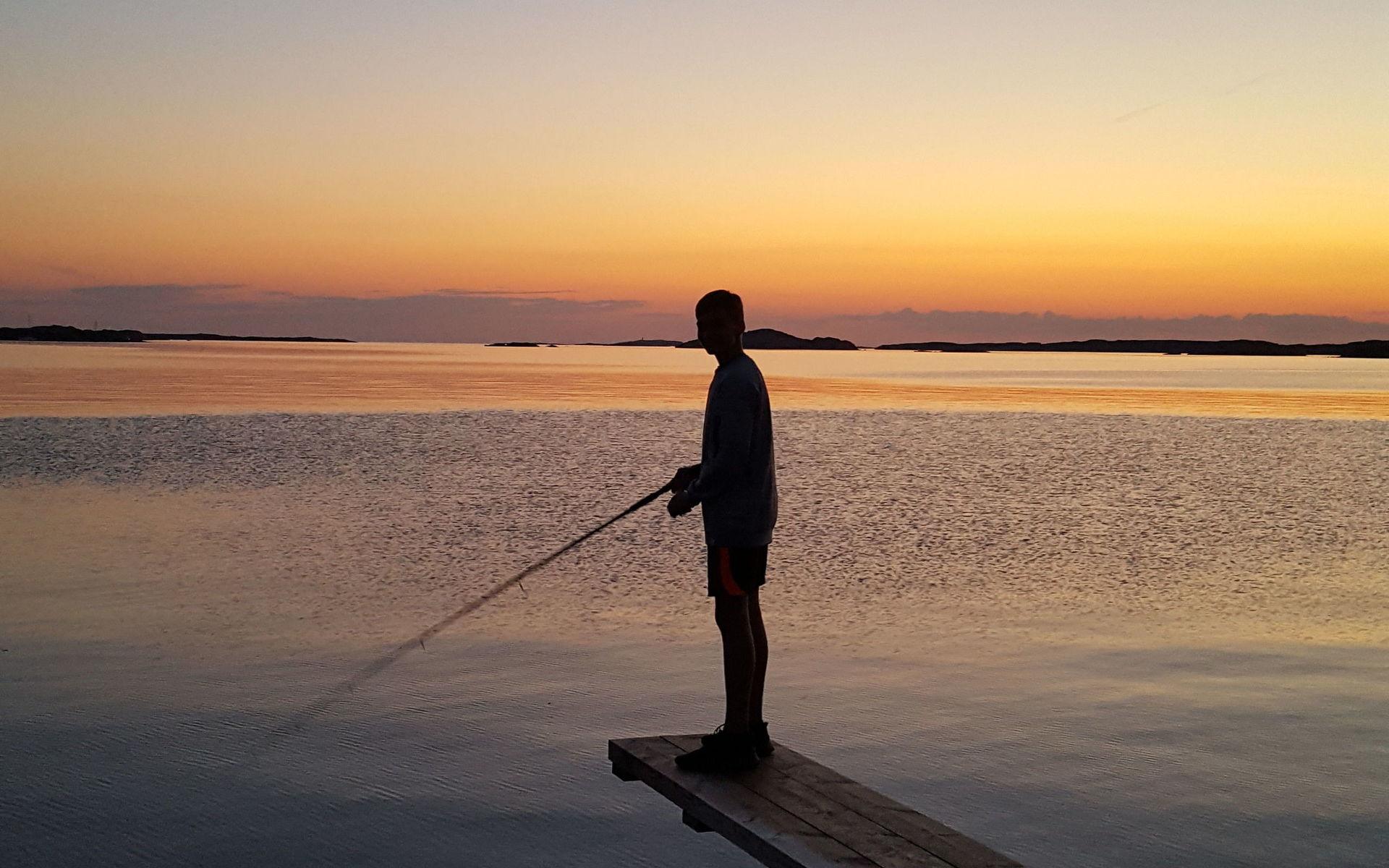 1 juni i Grödrehamn utanför Fiskebäckskil. &quot;På bilden är min son David, 15 år, som väntar på att makrillen ska nappa&quot;. Bild: Ingela Persson