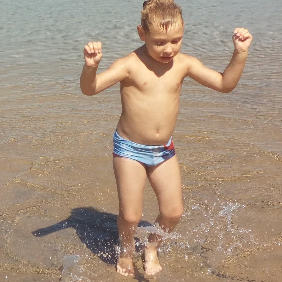 &quot;Här kommer min bild från Solgården och det är på min son i vattnet – glädje att vi hittat det fina stället&quot;. Bild: Anette Gustafsson.