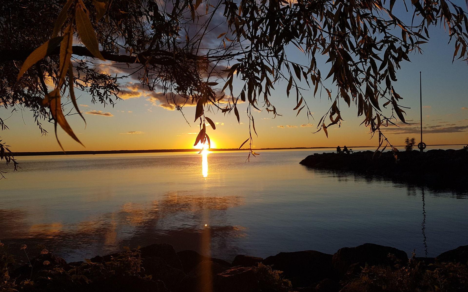 &quot;Vi sitter vid Vätternsstrand nedanför Gyllene Uttern och ser solnedgången, fantastiskt fint&quot;. Bild: Gun-Britt Karlsson.