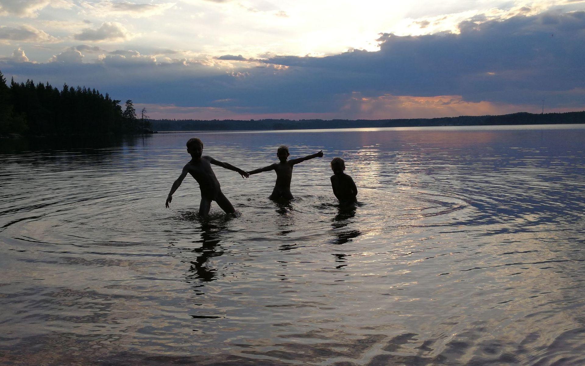 Tre små grabbar njuter och leker en sommarkväll i en ljummen Assjön. &quot;Tycker den illustrerar på ett bra sätt hur härligt sommarlovet kan vara&quot;, skriver fotografen Christian Ahlström .