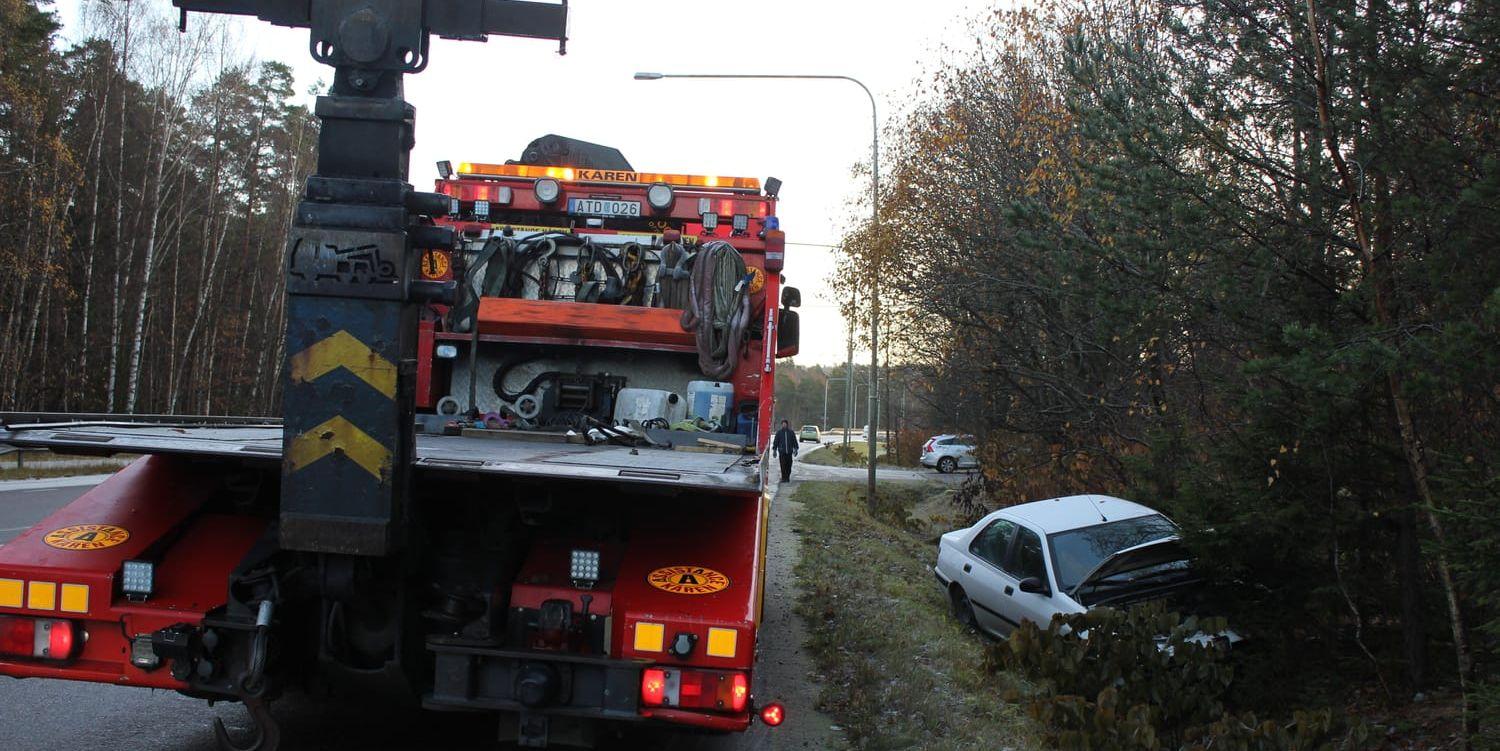 En trafikolycka inträffade vid halv sju-tiden på tisdagsmorgonen i Vargön, då en bli fick sladd och krockade med en annan bil. En av bilarna hamnade sedan i diket. Bild: Annie Granzell