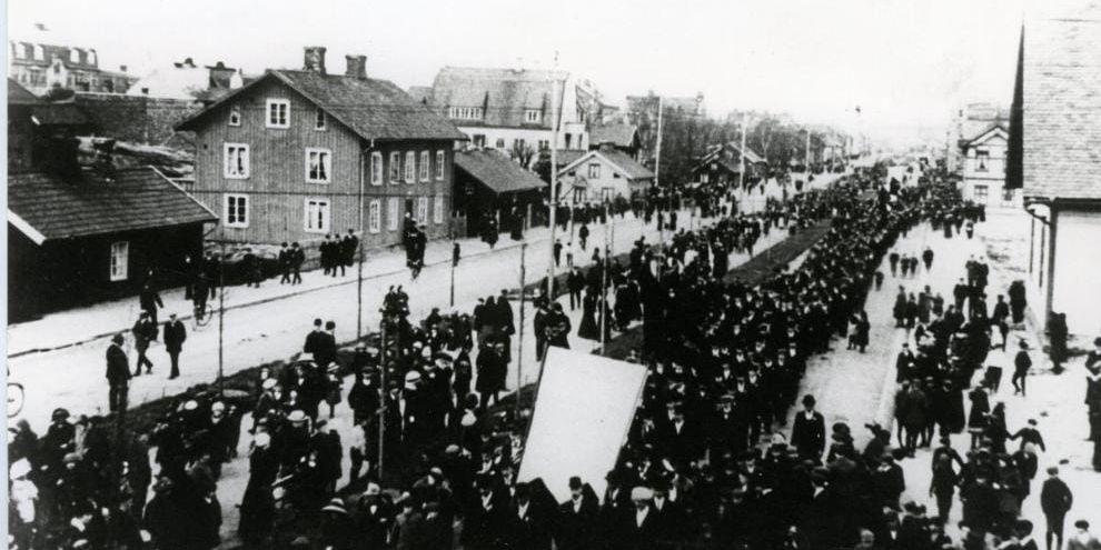 1913. Förstamajfirande på Kungsgatan, tre år innan Trollhättan blev stad.