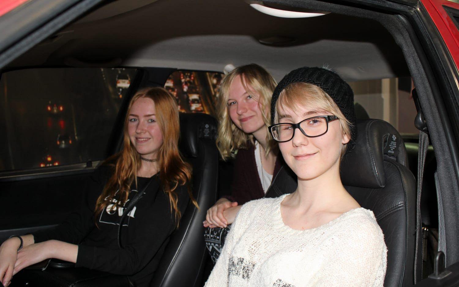 Trion Veronica Berggren, Rosanna Hygren och Malin Persson läser design och stod bakom kameran när eleverna gjorde filmen om hur Saabs historia började. Bild: Mari-Louise Anderstedt
