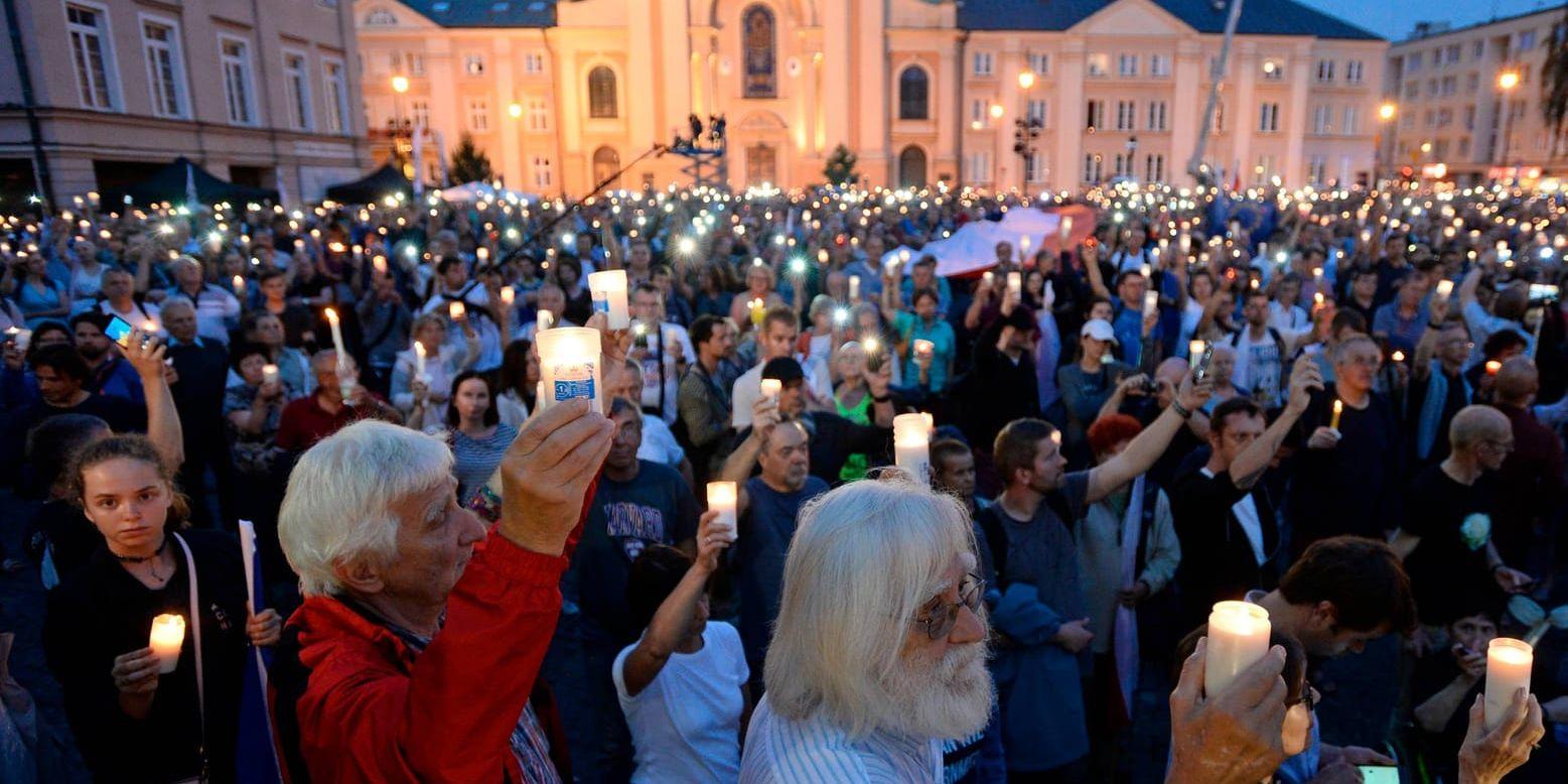 En ljusvaka mot det kontroversiella lagförslaget i Warszawa under fredagskvällen.