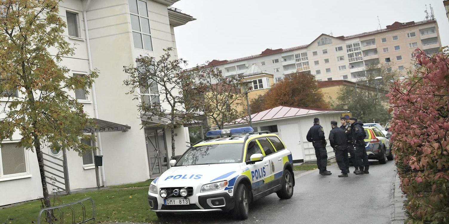 En kvinna har hittats död i en lägenhet i Haninge. Polisen misstänker mord.