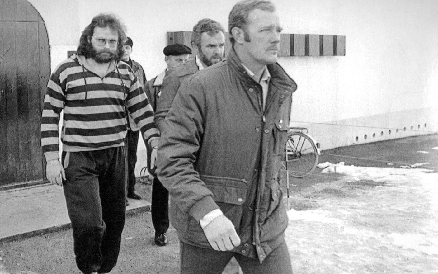 Clark Olofsson (till vänster) när han lämnar en rättegång vid Gotlands tingsrätt på 80-talet. Bild:TT