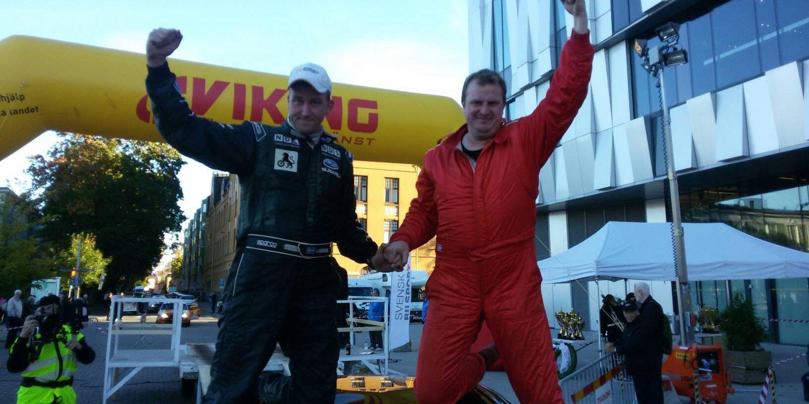 Färske svenske mästaren i rally, Kristoffer Karlsson (till höger) och kartläsaren Peder Johansson, efter segern i Rally Uppsala i helgen. SMK-ekipaget vann klassen otrimmat 4 WD. Jerker Axelsson, också SMK, tog silver i värstingklassen.