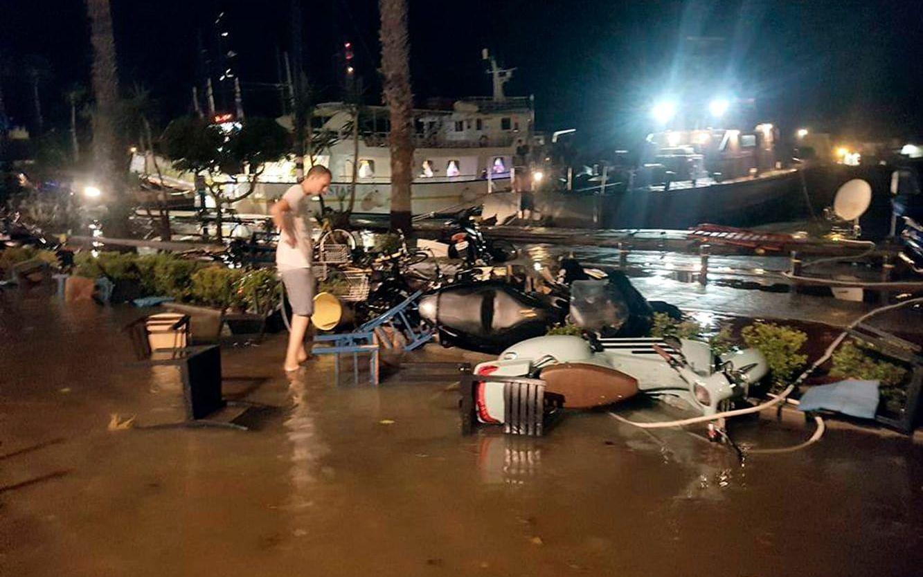 Det första kraftiga skalvet uppmätte 6,7 i magnitud och orsakade en mindre tsunami på flera grekiska öar, här Kos stad, och utmed delar av Turkiets kust.
