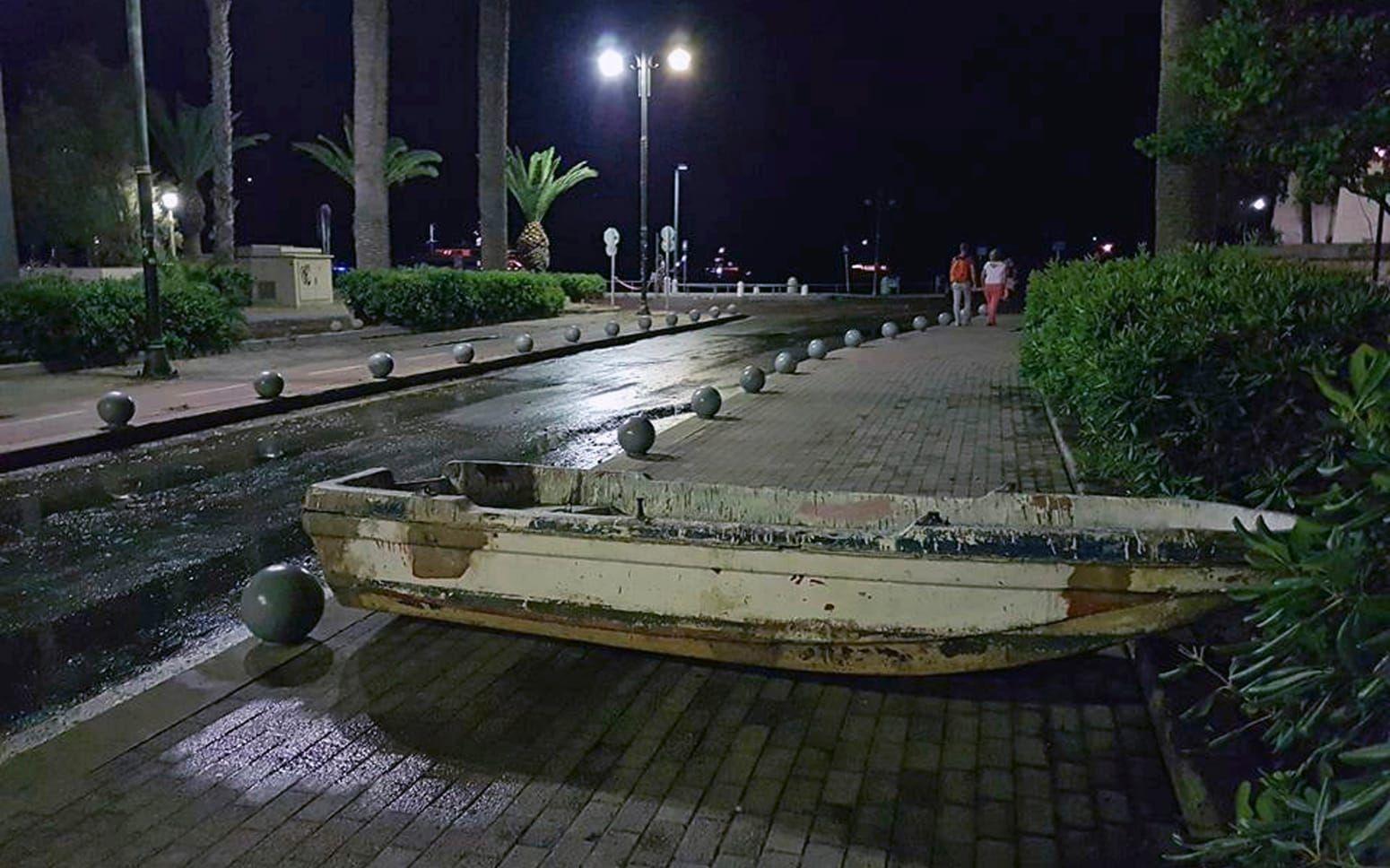 När vattnet dragit sig tillbaka efter tsunamin låg en liten båt kvar långt uppe på land.