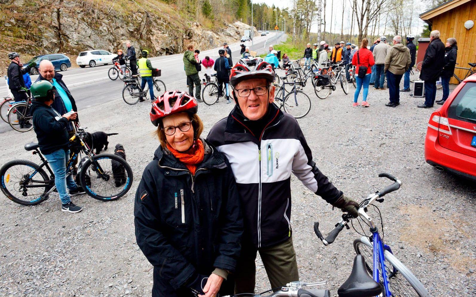 Anita och Bo Larsson är Sjuntorpsbor och de är glada över den nya gång- och cykelvägen som varit klar några månader och som nu är officiellt invigd. Foto: Jonas Myrholm