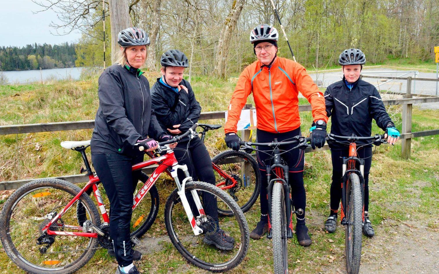 Monika Andersson-Häll, Filip Häll, Torbjörn Häll och Johan Häll deltog i cykeltipspromenaden. Foto: Jonas Myrholm