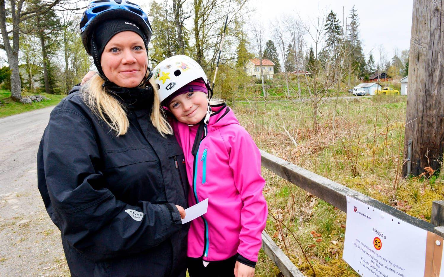 Anna och Joselinn Emilsson är glada över den nya cykelvägen, inte minst med tanke på säkerheten. Foto: Jonas Myrholm