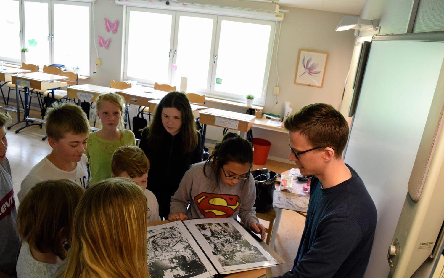 MÅNGSIDIG. Monster och maskerade hjältar. Henrik Jonsson berättar för Forshällaskolans elever om hur det är att ha illustration som arbete.