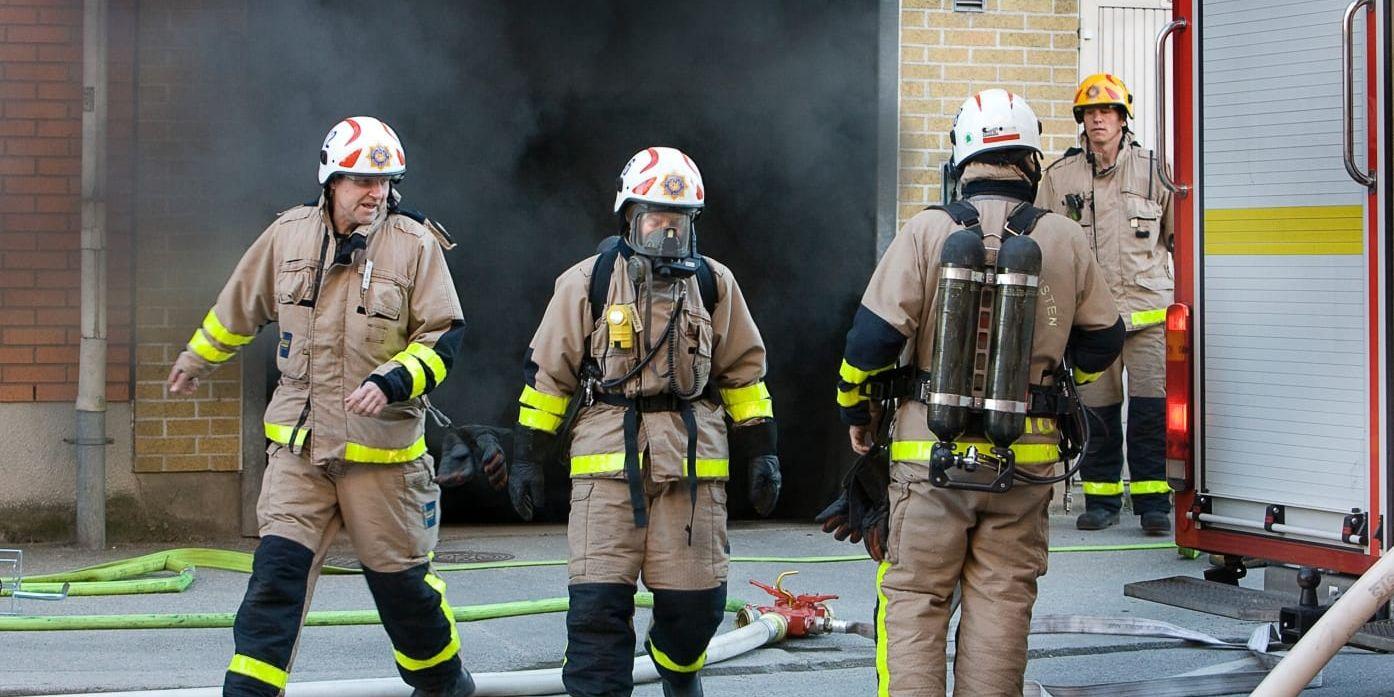 Brandmän i arbete under en dramatisk brand på Stavre i Trollhättan 2013.