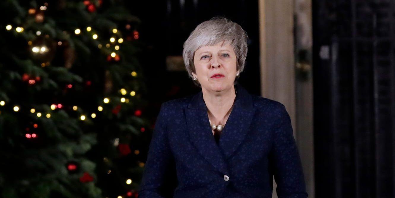 Storbritanniens premiärminister Theresa May utanför 10 Downing Street kommenterar kort resultatet efter förtroendeomröstningen i underhuset.