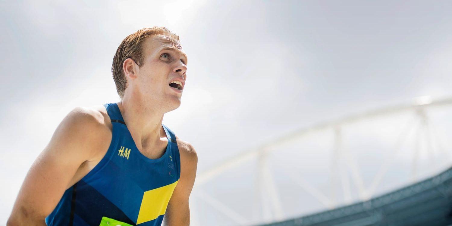 Tobias Jonsson från Åsebro kan nu titulera sig världstvåa efter VM-silvret i längdhopp för synskadade under parasport-VM i London. Han tävlade även på 100 meter, men blev utslagen i kvalet.