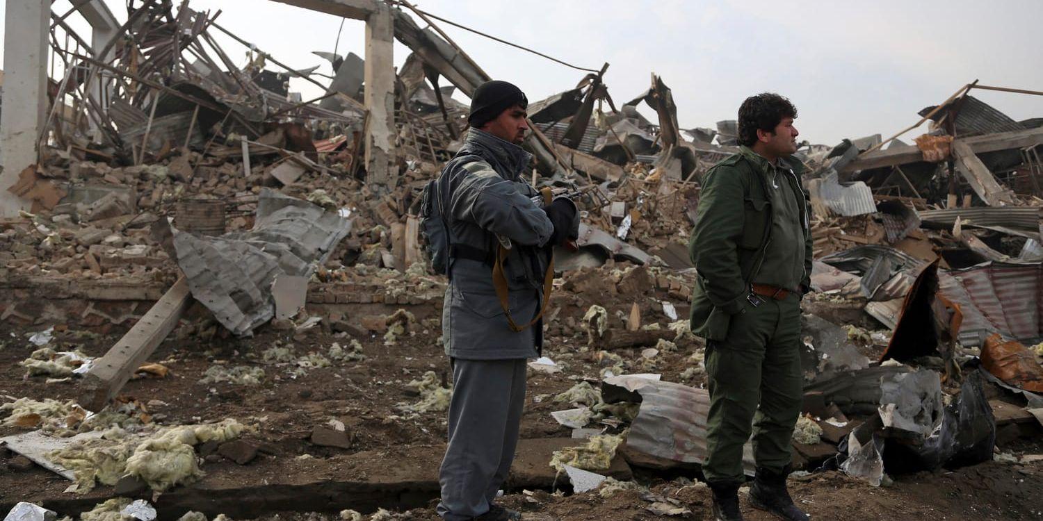 Afghanska säkerhetsstyrkor vid platsen för en självmordsattack i Kabul den 29 november. Under senare tid har våldet riktats mot polis och militär ökat i landet. Arkivbild.